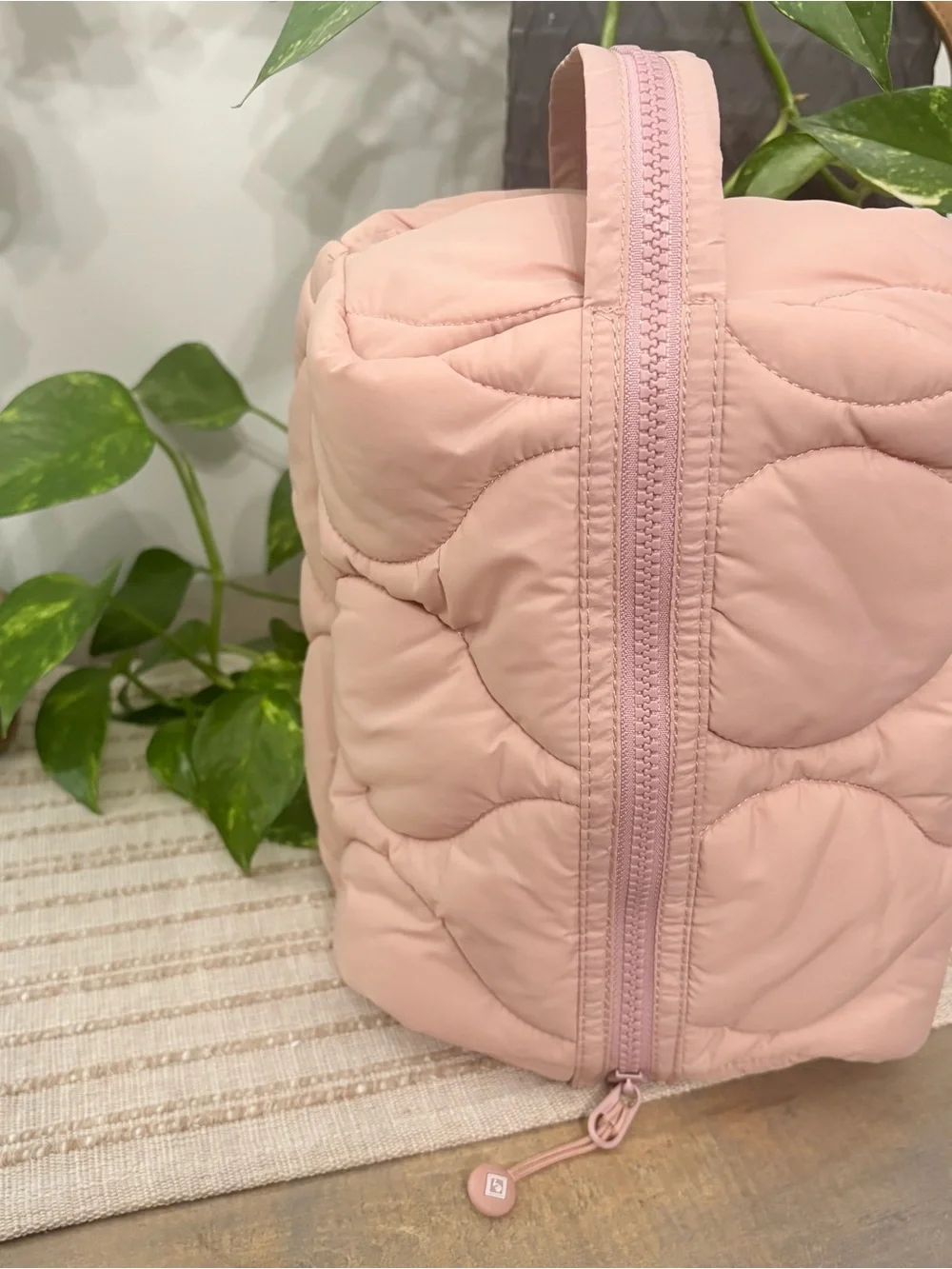 Vera Bradley Featherweight Hanging Organizer in Rose Quartz like new